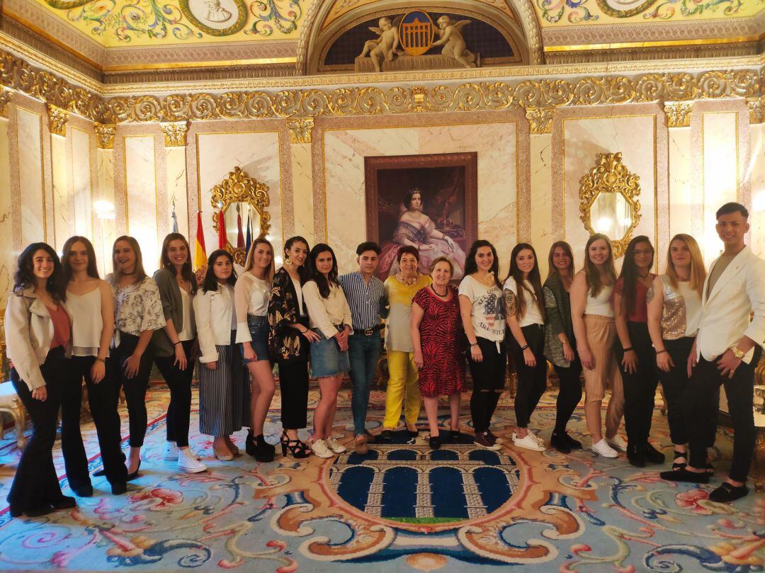 Representantes de los barrios de la ciudad con la alcaldesa de Segovia