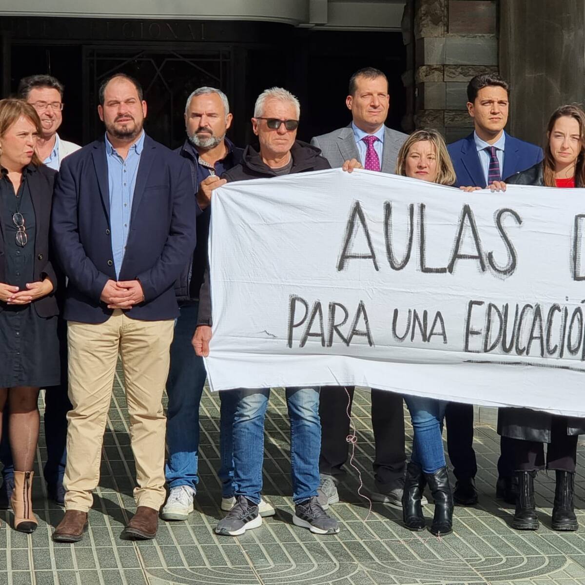 Padres de centros educativos de Los Alcázares protestan en la Asamblea para pedir que los presupuestos tengan en cuenta sus necesidades