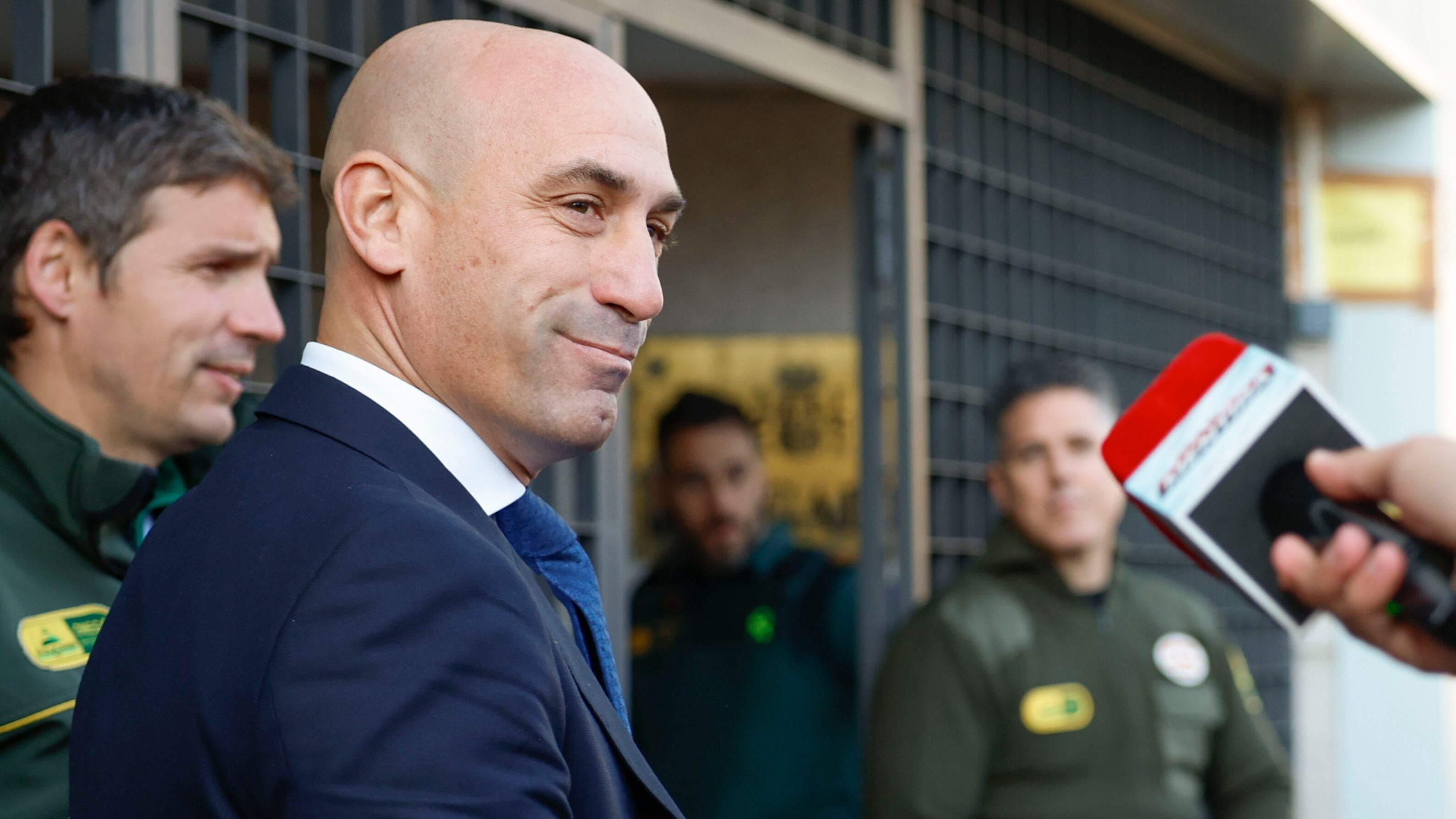 MAJADAHONDA (MADRID), 29/04/2024.- El expresidente de la Real Federación Española de Fútbol (RFEF) Luis Rubiales a su llegada al juzgado de instrucción número 4 de Majadahonda (Madrid) para declarar este lunes ante la jueza que le investiga por el contrato que llevó la Supercopa a Arabia Saudí y por otros del ente federativo cuando él lo presidía, entre 2018 y 2023. EFE/ Mariscal
