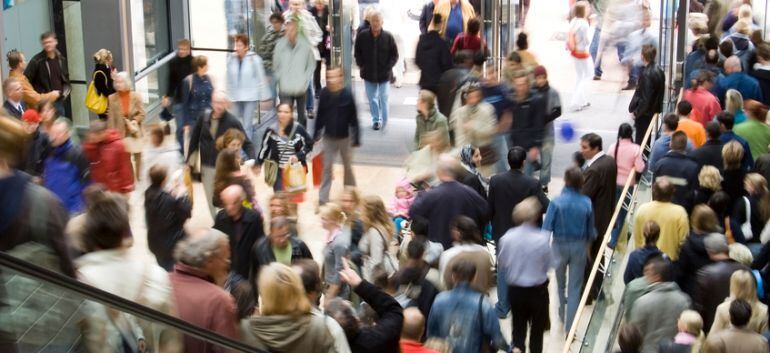 Gente en un centro comercial lleno 