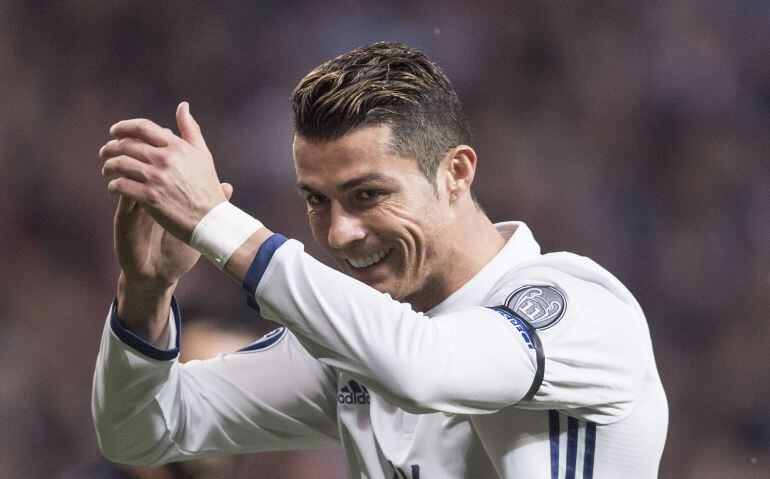 Cristiano Ronaldo sonríe en un partido con el Real Madrid