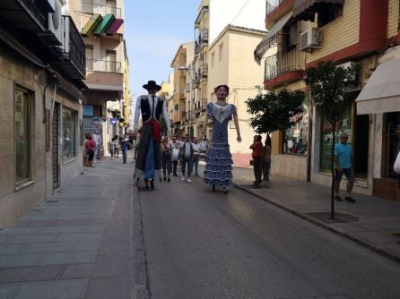 Pasacalles de gigantes y cabezudos en una feria anterior