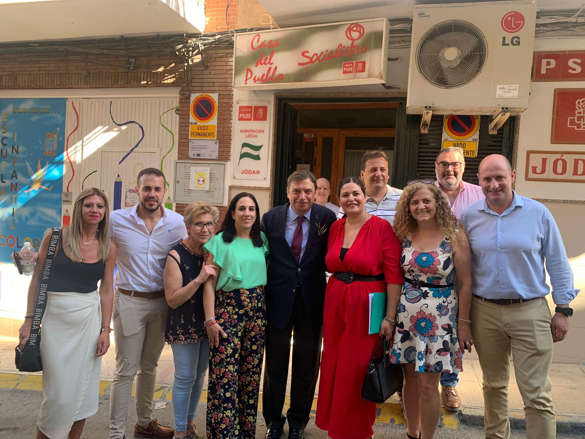 Foto de familia del Ministro de Agricultura, Luis Planas, en la puerta de la Casa del Pueblo del PSOE de Jódar, con responsables locales