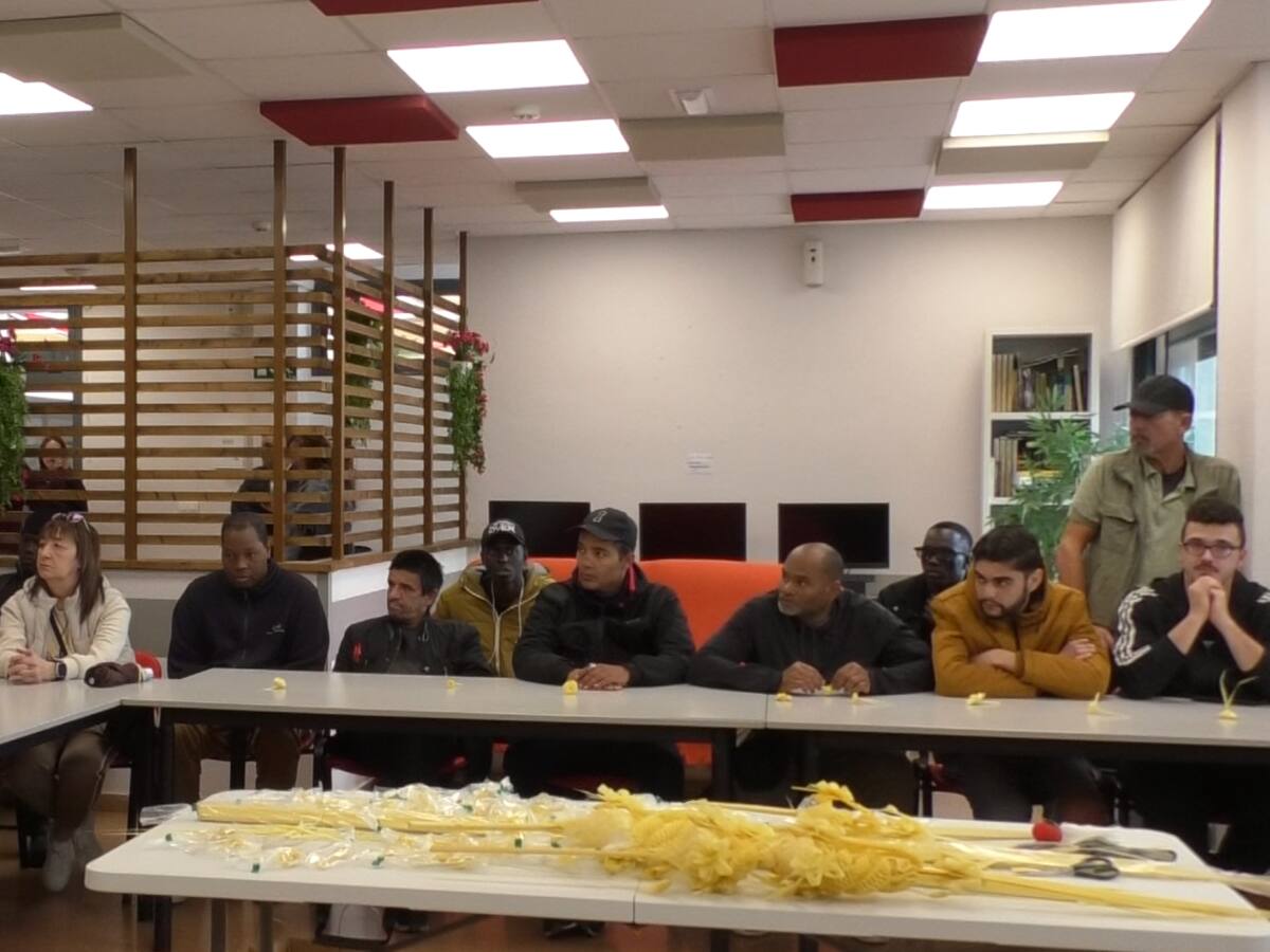 Cáritas Elche impulsa un taller para preservar la tradición de la palma blanca ilicitana