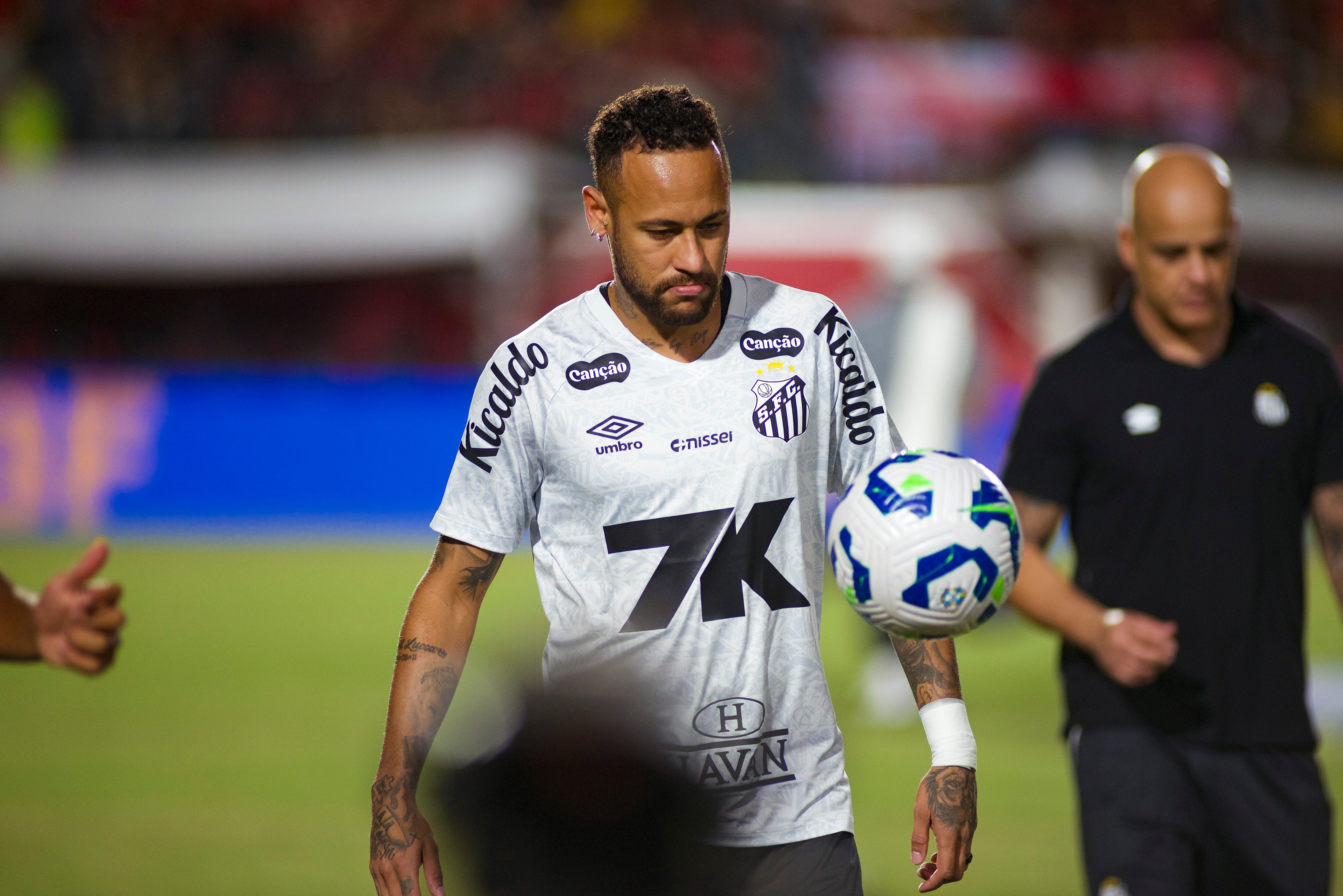 Neymar Jr. calienta antes de un partido con el Santos