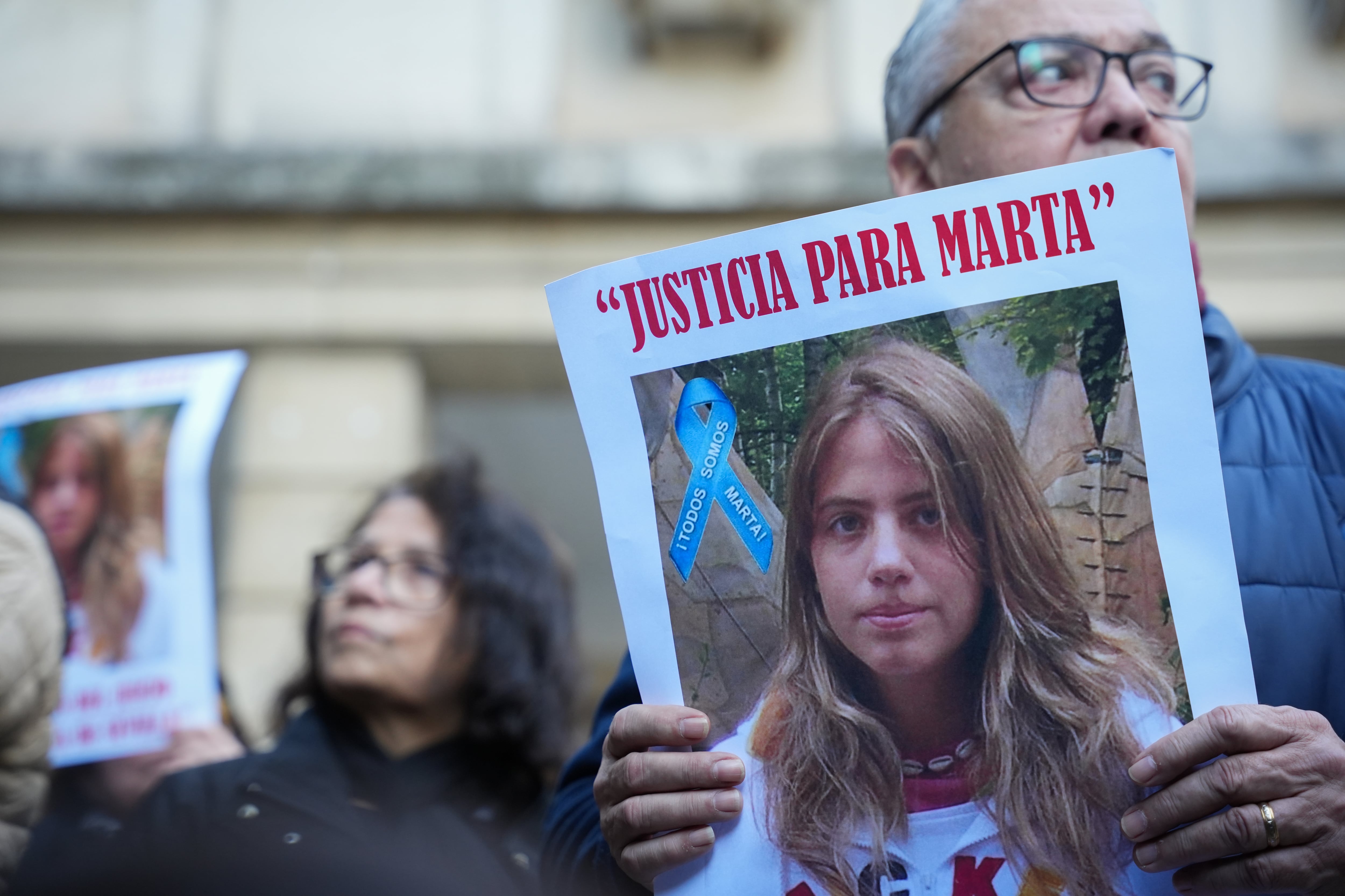 Manifestantes muestran una imagen de Marta del Castillo. (Photo By Maria Jose Lopez/Europa Press via Getty Images)