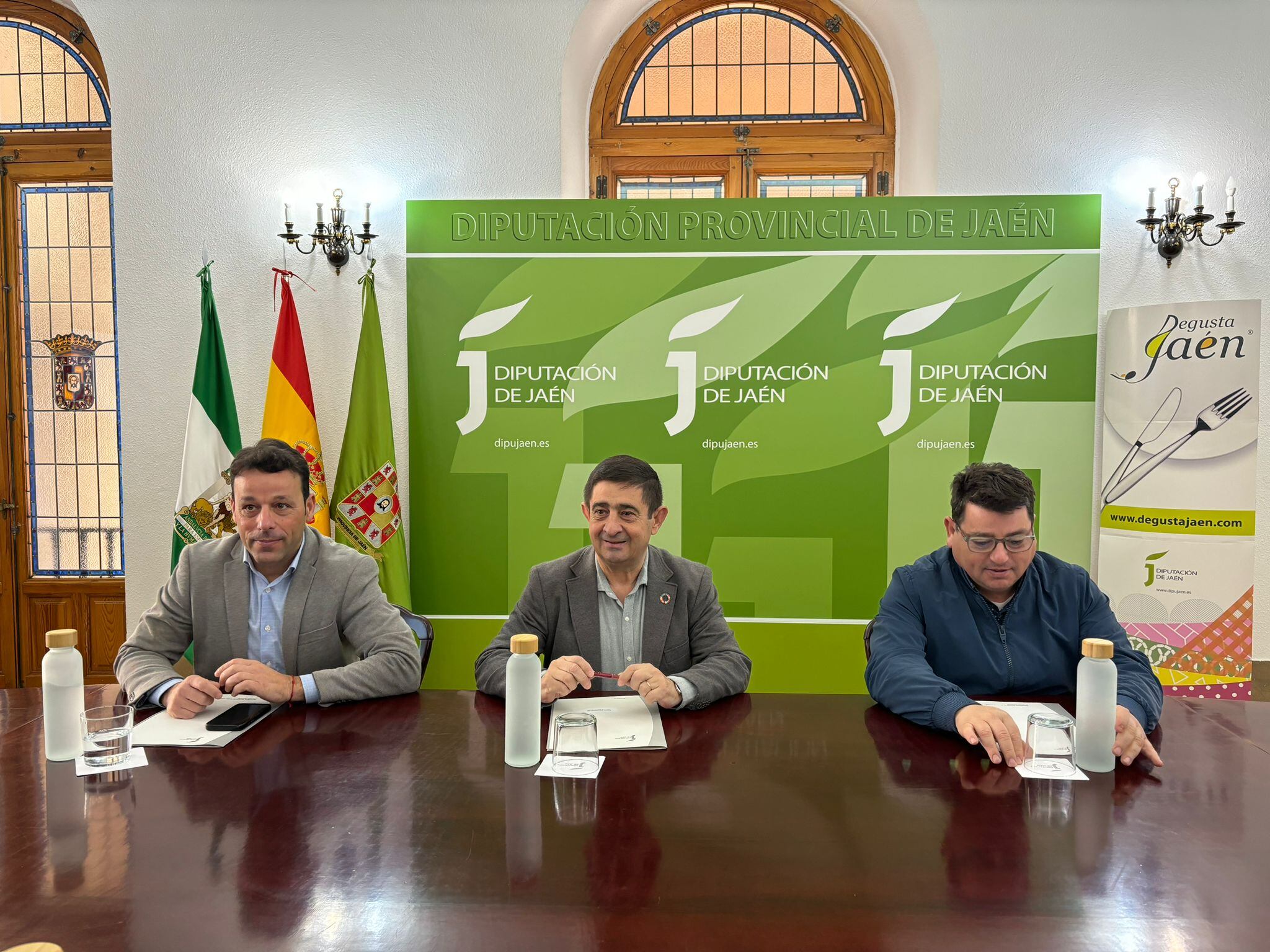 De izquierda a derecha: Javier Perales, diputado de Agricultura; Paco Reyes, presidente de la Diputación de Jaén y Alberto Fernández, del Restaurante Casa Herminia.