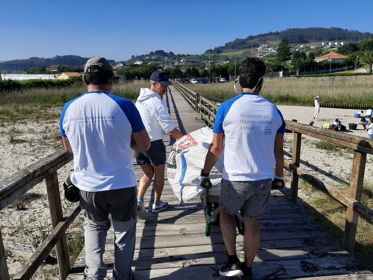 Voluntarios retiran basura en la playa de Barrañán (Arteixo)