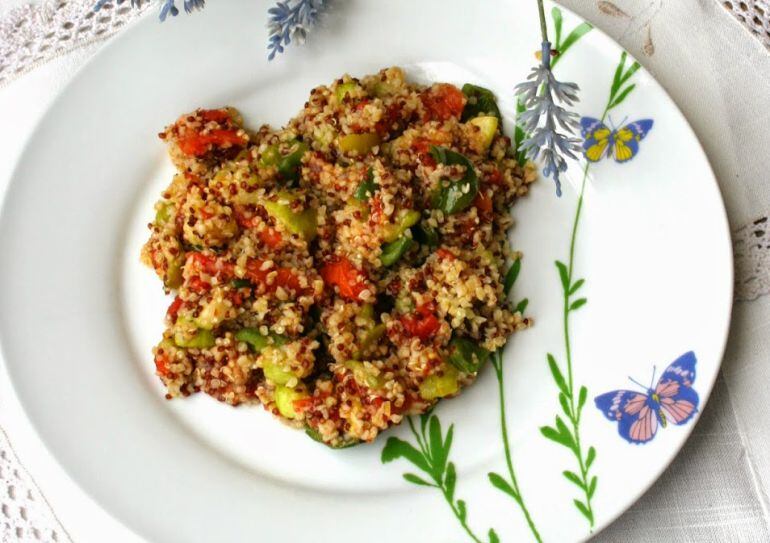 Quinoa con trigo bulgur y verduras.