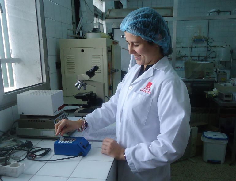 Joven realizando prácticas en la empresa "Quesos Cerrato".