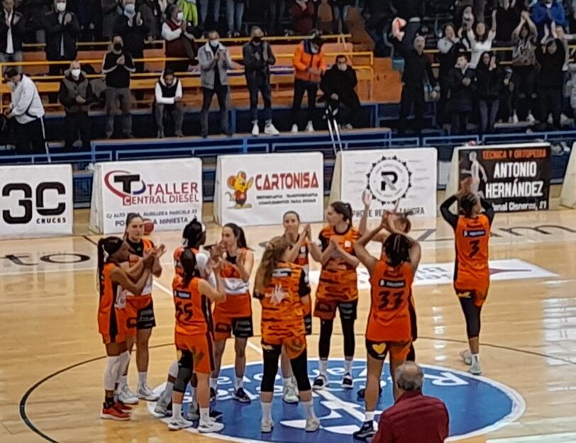 Las jugadoras saludan al final del partido