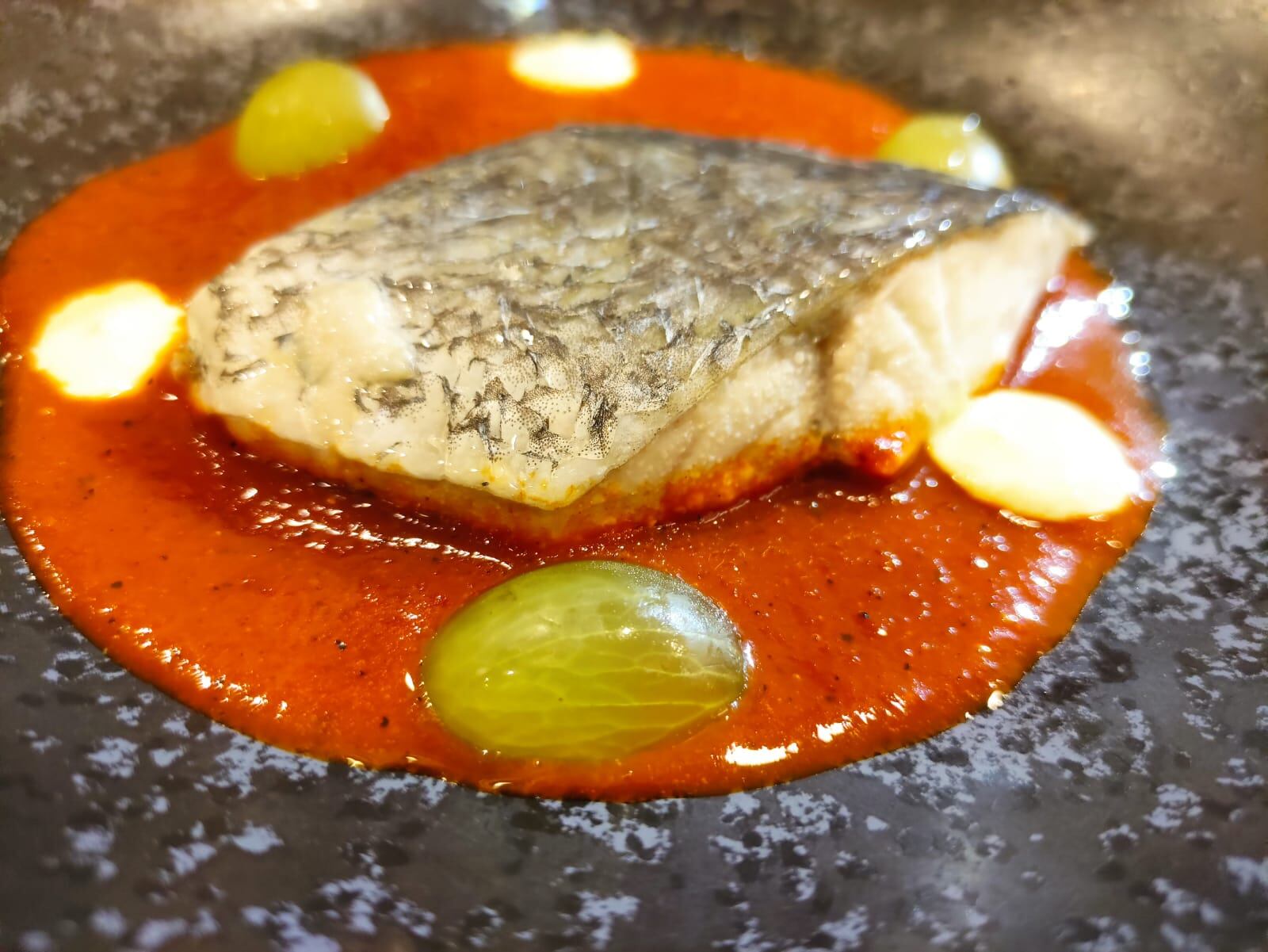 Corvina con jugo de pimientos asados