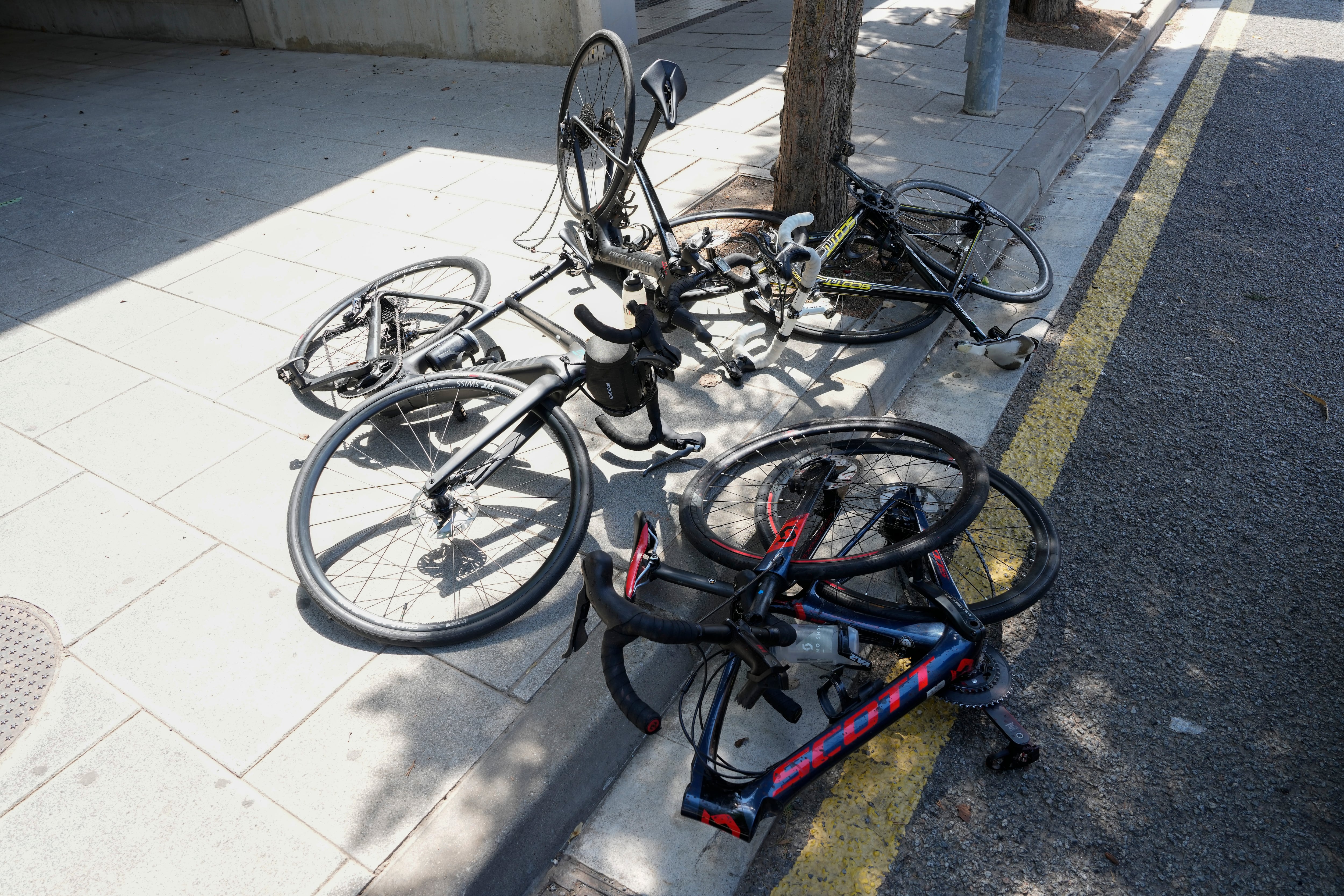 El coche embistió a un grupo de 9 ciclistas en la C-243c, a la altura de Castellbisbal (Barcelona), y se dio a la fuga dejando al menos dos muertos. Ootros dos ciclistas presentan heridas de diversa consideración.