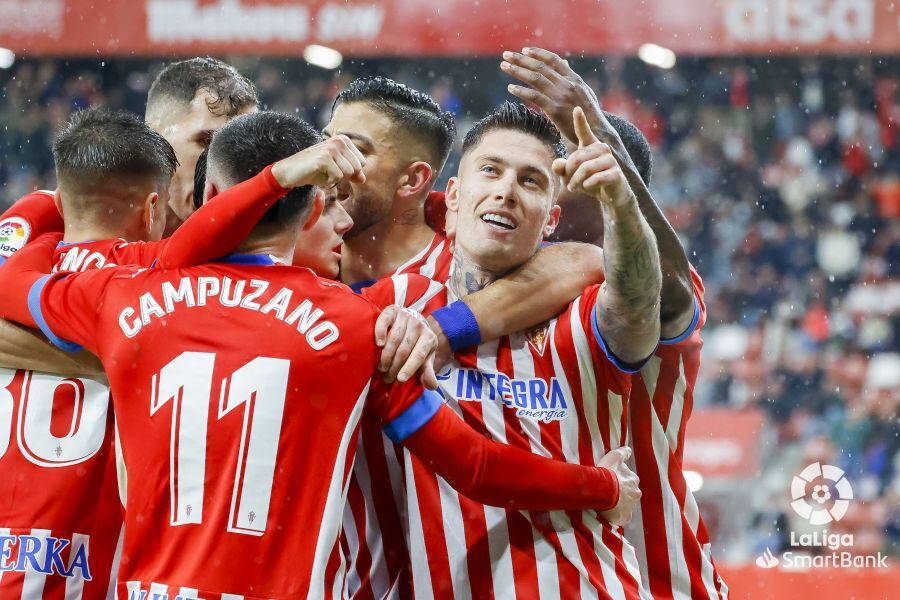 Cristo González celebra su gol al Leganés junto a sus compañeros del Sporting.