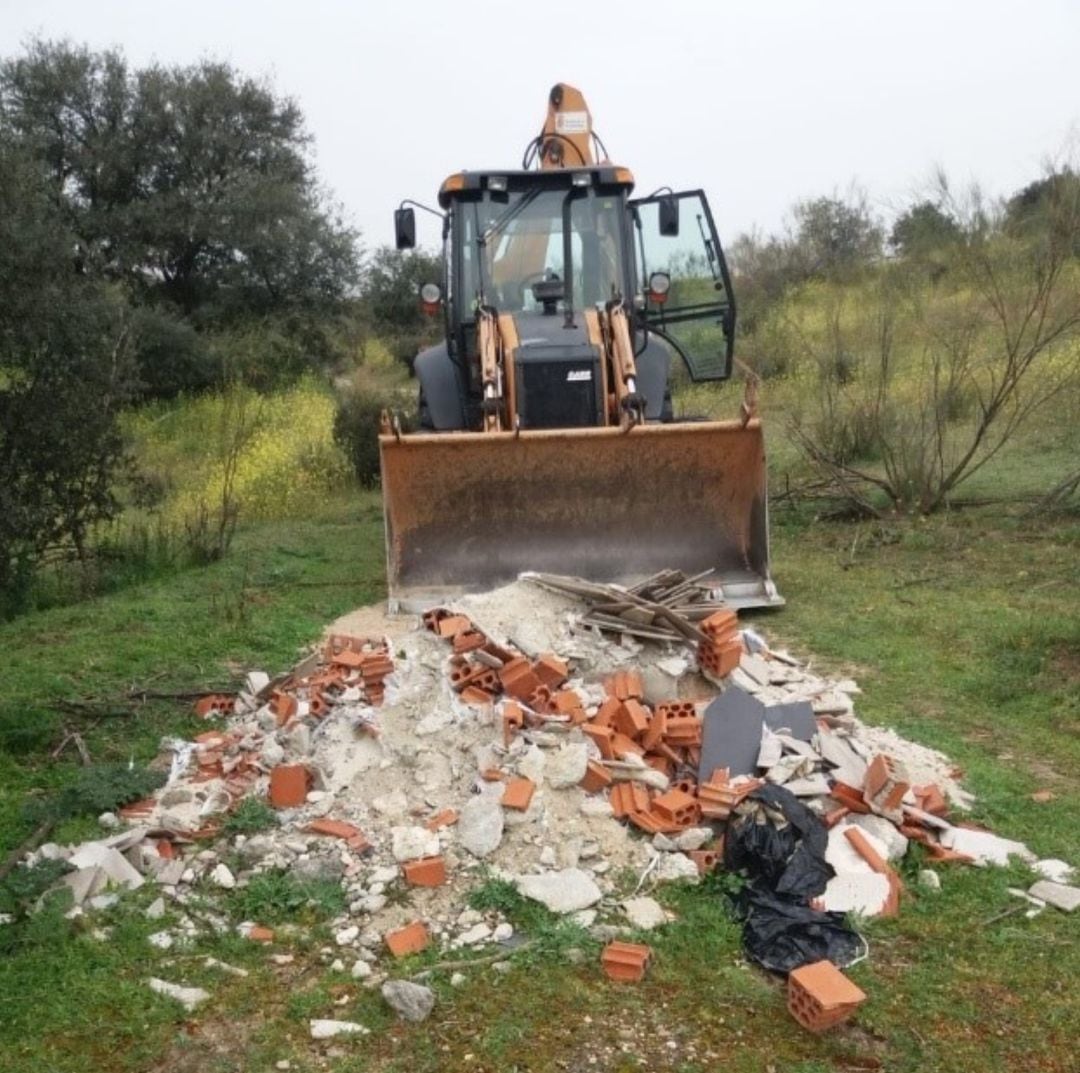 Retirada de un vertido de escombros en el Parque Regional de Guadarrama 