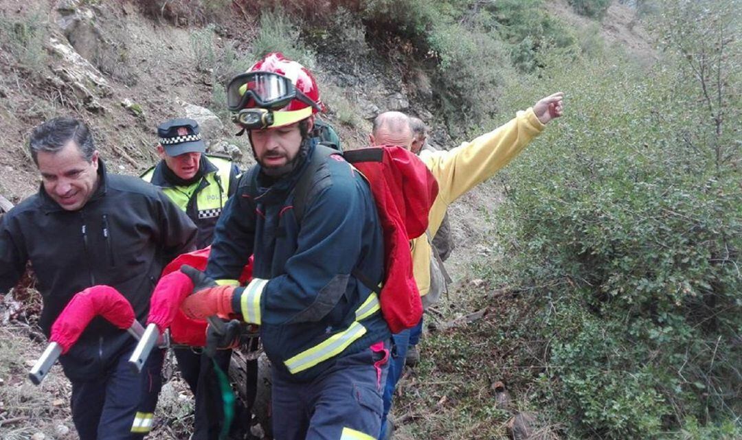 Todos colaboraron para trasladarle lo mas rapidamente posible al helicoptero que se encontraba a dos kilómetros de distancia del barranco