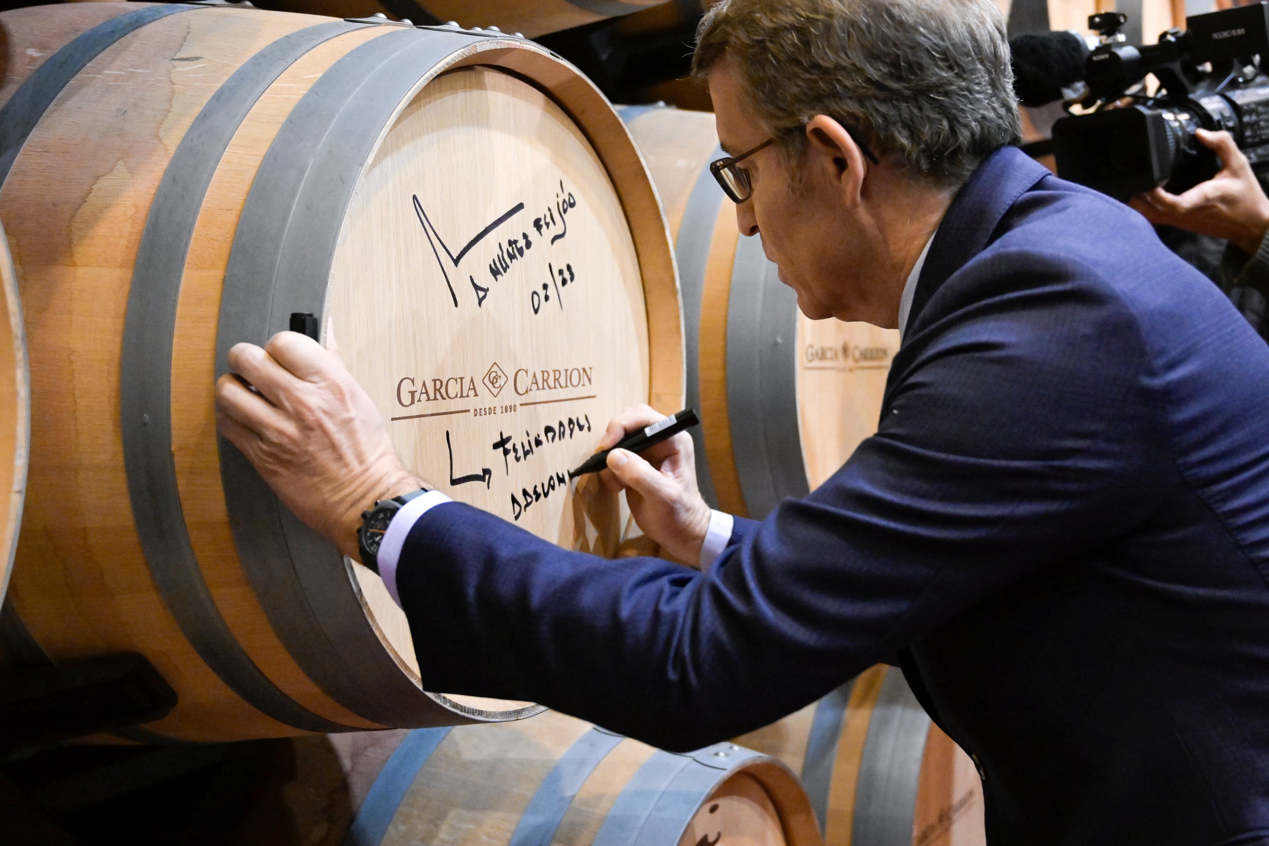 El presidente del Partido Popular, Alberto Núñez Feijóo (en la imagen), durante su visita a la empresa García Carrión, acompañado del presidente del PP de Castilla-La Mancha, Paco Núñez, este jueves en Daimiel, Ciudad Real.