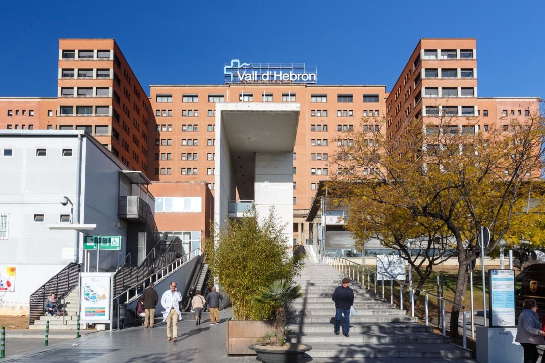 La fachada del hospital barcelonés en el que apareció un anciano muerto en unos lavabos 