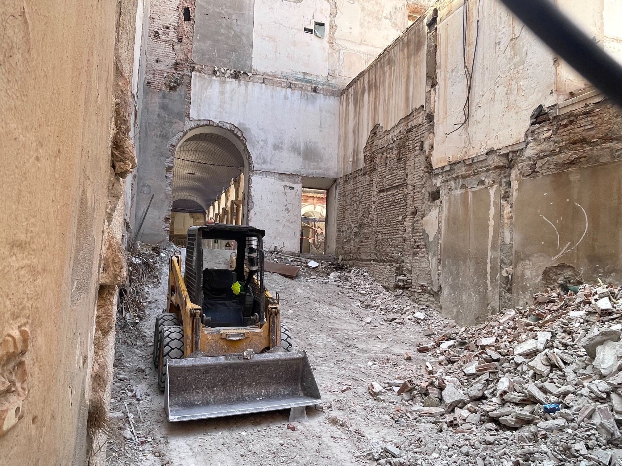 Le maquinaria trabajando en el interior del Convento de San Agustín de Málaga