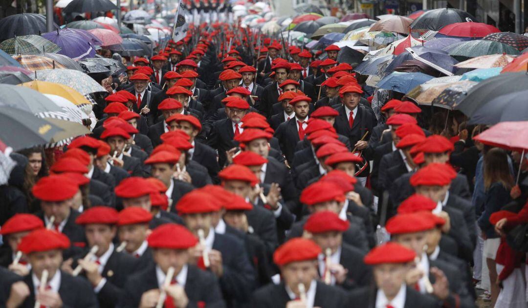 Desfile del Alarde Tradicional por las calles de Irun | Fuente: El País