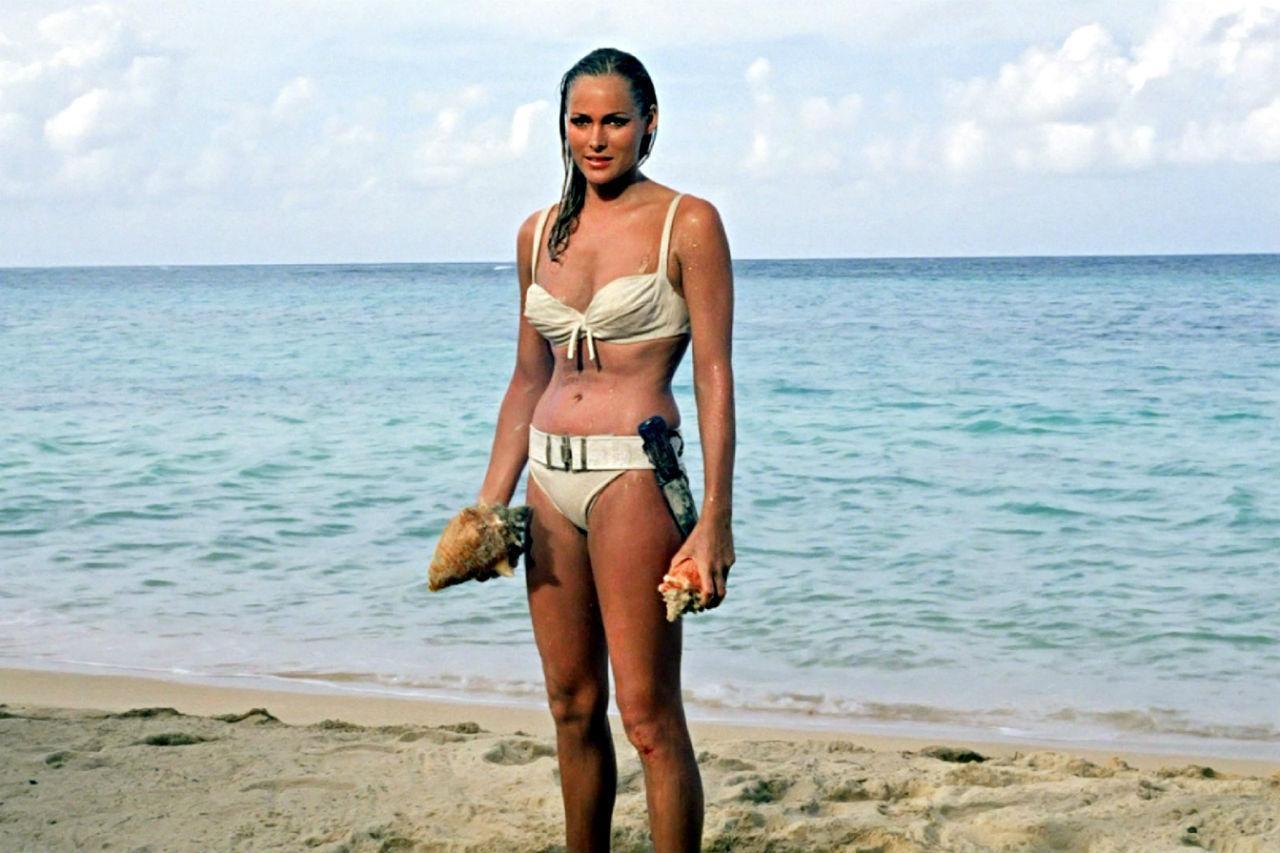 Ursula Andress en una escena de Agente 007 contra el Doctor No