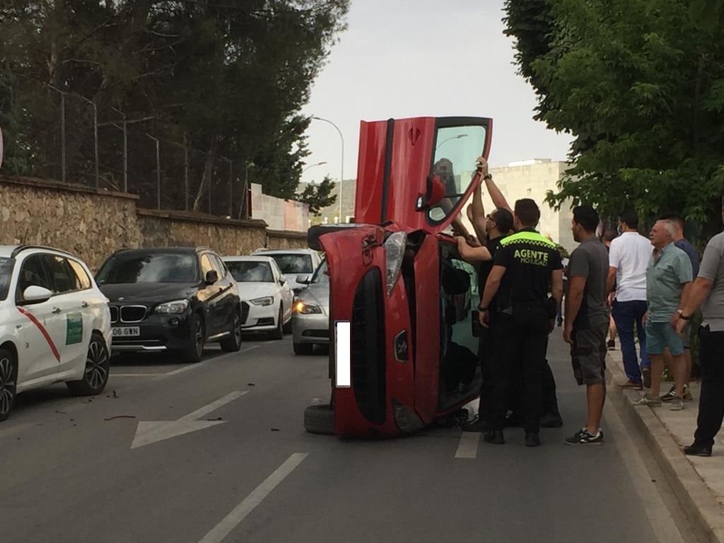 El coche ha volcado en la calle Hermandad de Donantes de Sangre, junto al hospital Virgen de la Luz