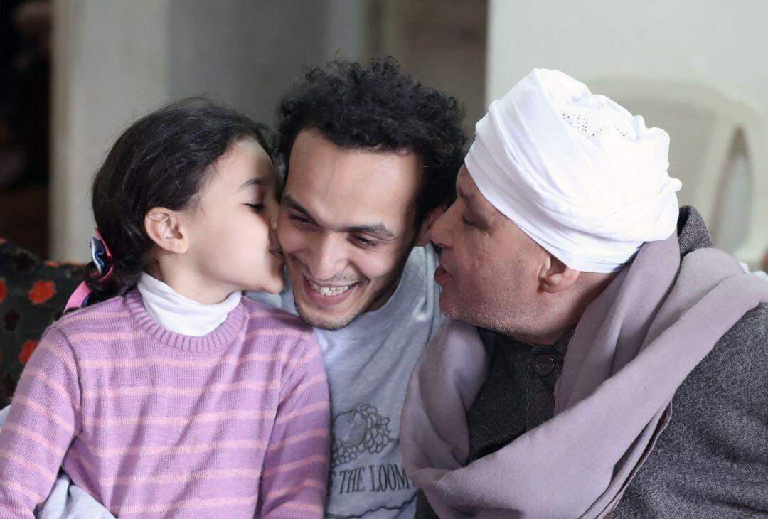 El periodista egipcio Mahmoud Abu Zeid o &quot;Shawkan&quot; (c) posa junto a su sobrina (i) y su padre (d) durante una entrevista, este lunes, en su casa en Giza (Egipto)