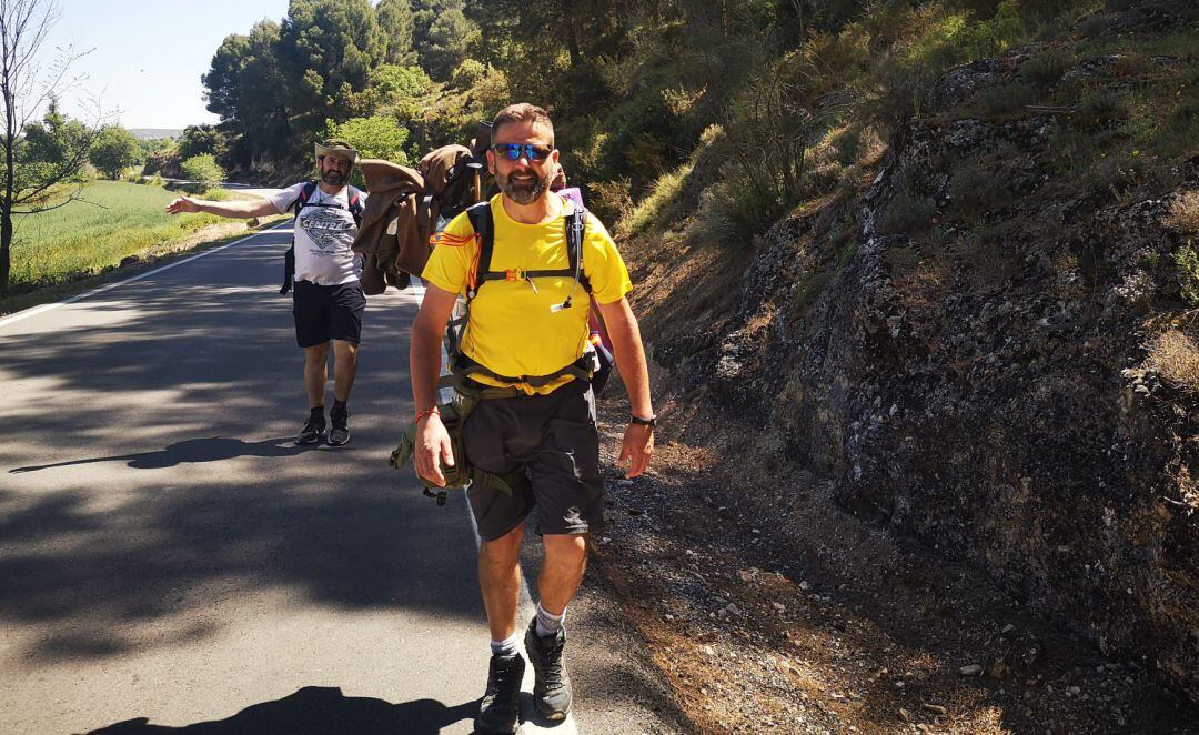 Víctor Henares caminando en las cercanías de Vegas del Genil, en Granada.