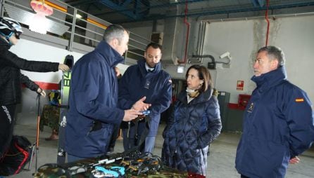 La ministra de Defensa, Margarita Robles, con los responsables militares del Escuadrón de Vigilancia Aérea 12