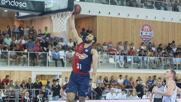 Shavon Shields culmina un contraataque de Kirolbet Baskonia.