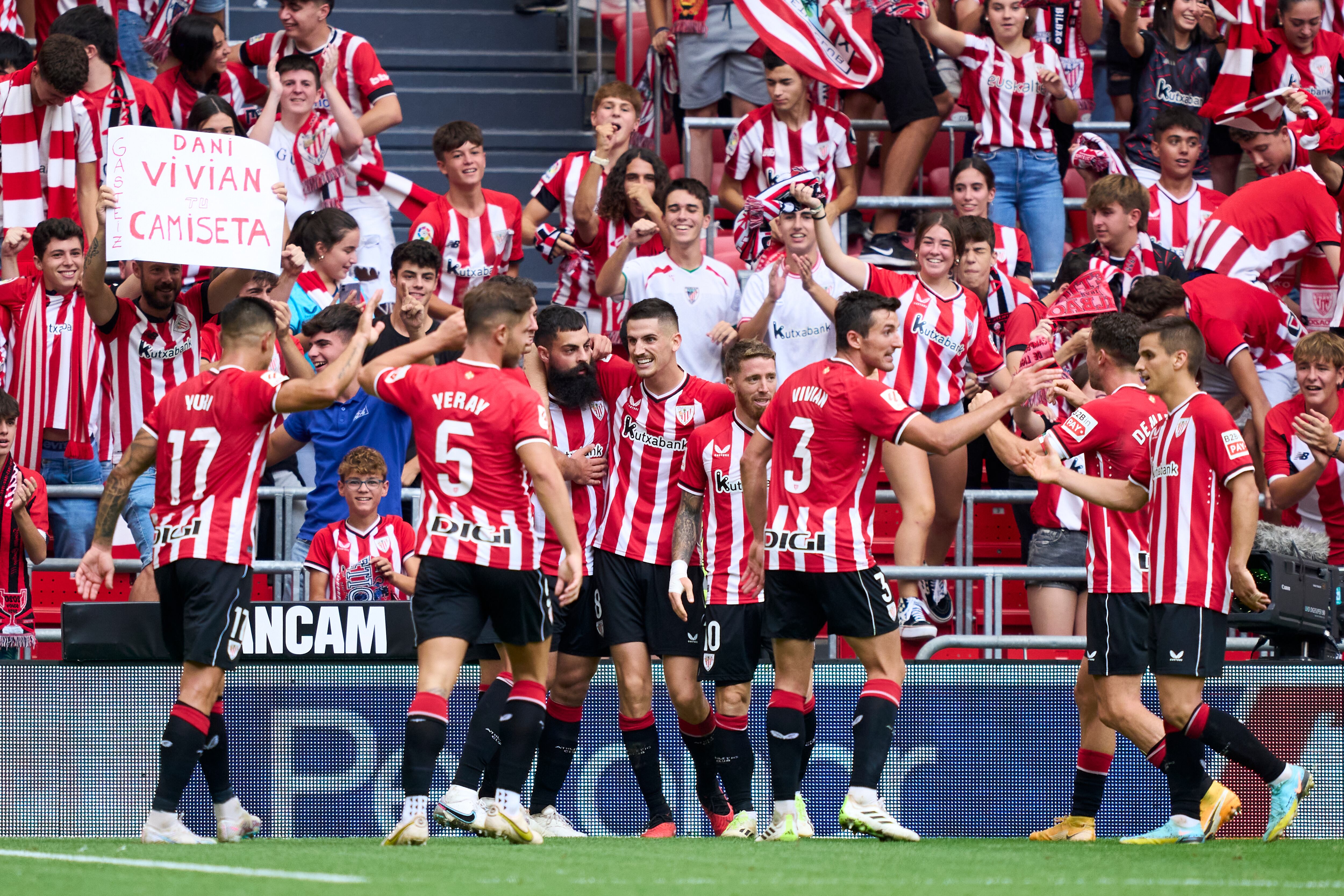 Los jugadores del Athletic celebran el gol de Asier Villalibre