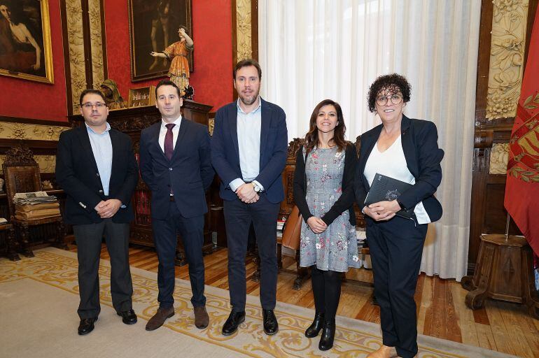 El alcalde y la concejala de Servicios Sociales junto a los representantes de Cáritas, la Casa Juventud Aleste y la Caixa