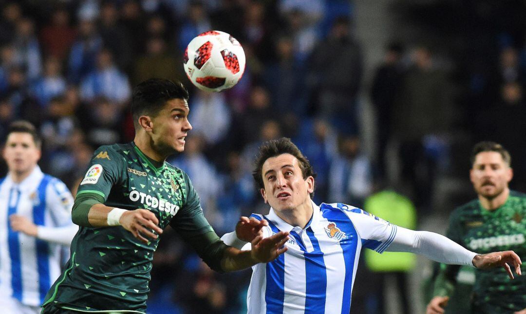 GRAFCAV910. SAN SEBASTIÁN.- El jugador de la Real Sociedad, Mikel Oyarzabal (d), lucha un balón con Bartra (i), del Betis, durante el partido de vuelta de los octavos de final de la Copa del Rey entre la Real Sociedad y el Real Betis Balompié que disputan hoy en el estadio de Anoeta de San Sebastián. EFE