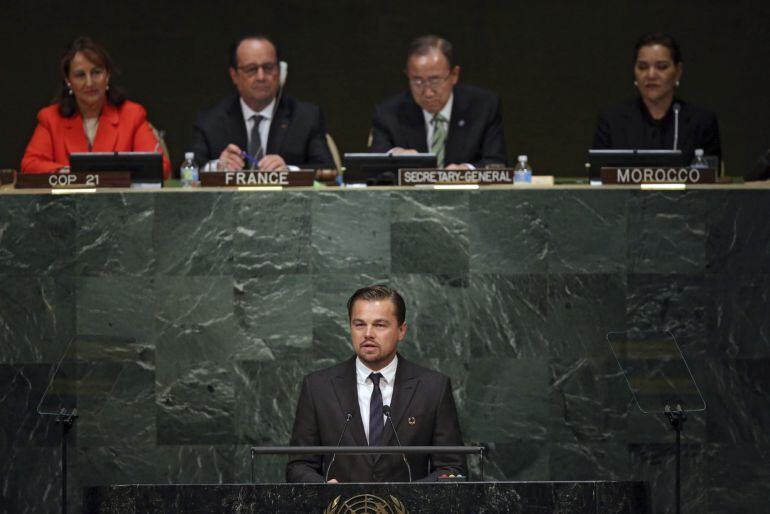 El actor estadounidense Leonardo DiCaprio, mensajero de la paz de la ONU enfocado en el cambio climático, pronuncia su discurso durante la ceremonia inaugural de firma del Acuerdo de París en la sede de la Naciones Unidas de Nueva York (EE.UU.) hoy, 22 de