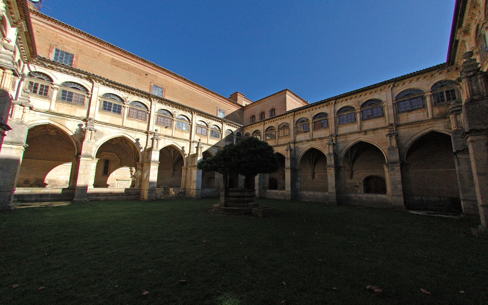 Claustro del monasterio de San Zoilo en Carrión de los Condes