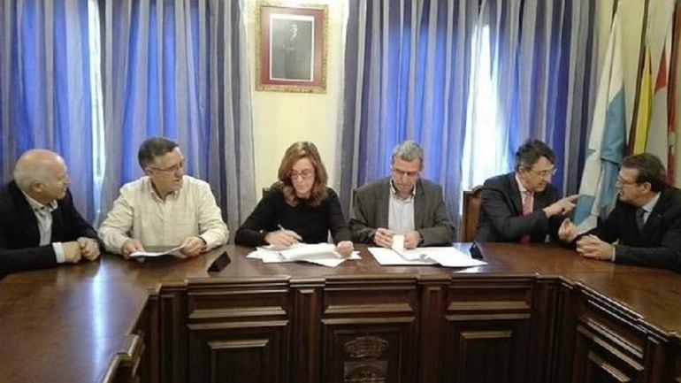 Imagen de la firma del convenio en Velilla del Río Carrión (Palencia)