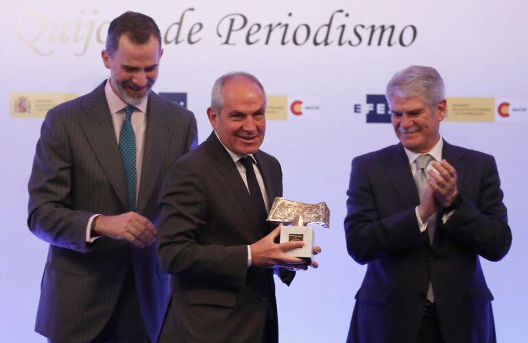 Antonio Caño, tras recibir de manos del Rey Felipe el Premio al Medio de Comunicación más Destacado de Iberoamérica, concedido a &#039;El País&#039;. 