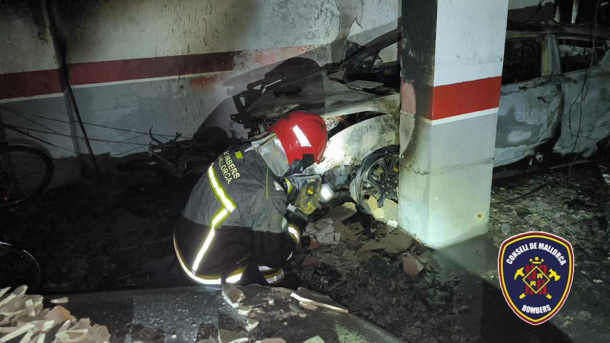 Medio centenar de vecinos de Sa Coma no podrán volver a sus casas tras el incendio de un edificio en la calle Ficus