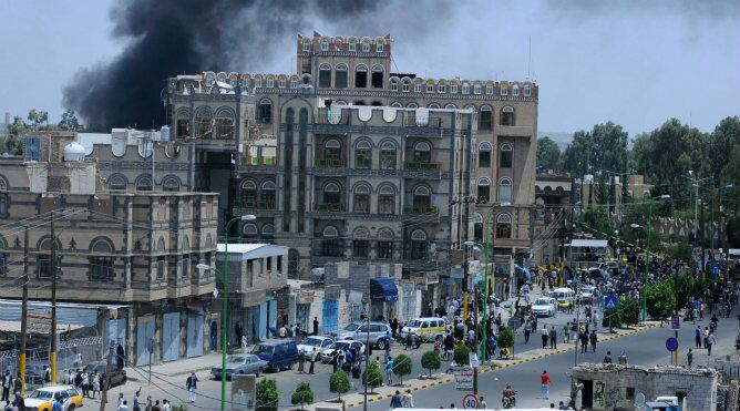 Vista general de la protesta frente a la emabajada de EEUU en Sanaa, Yemen