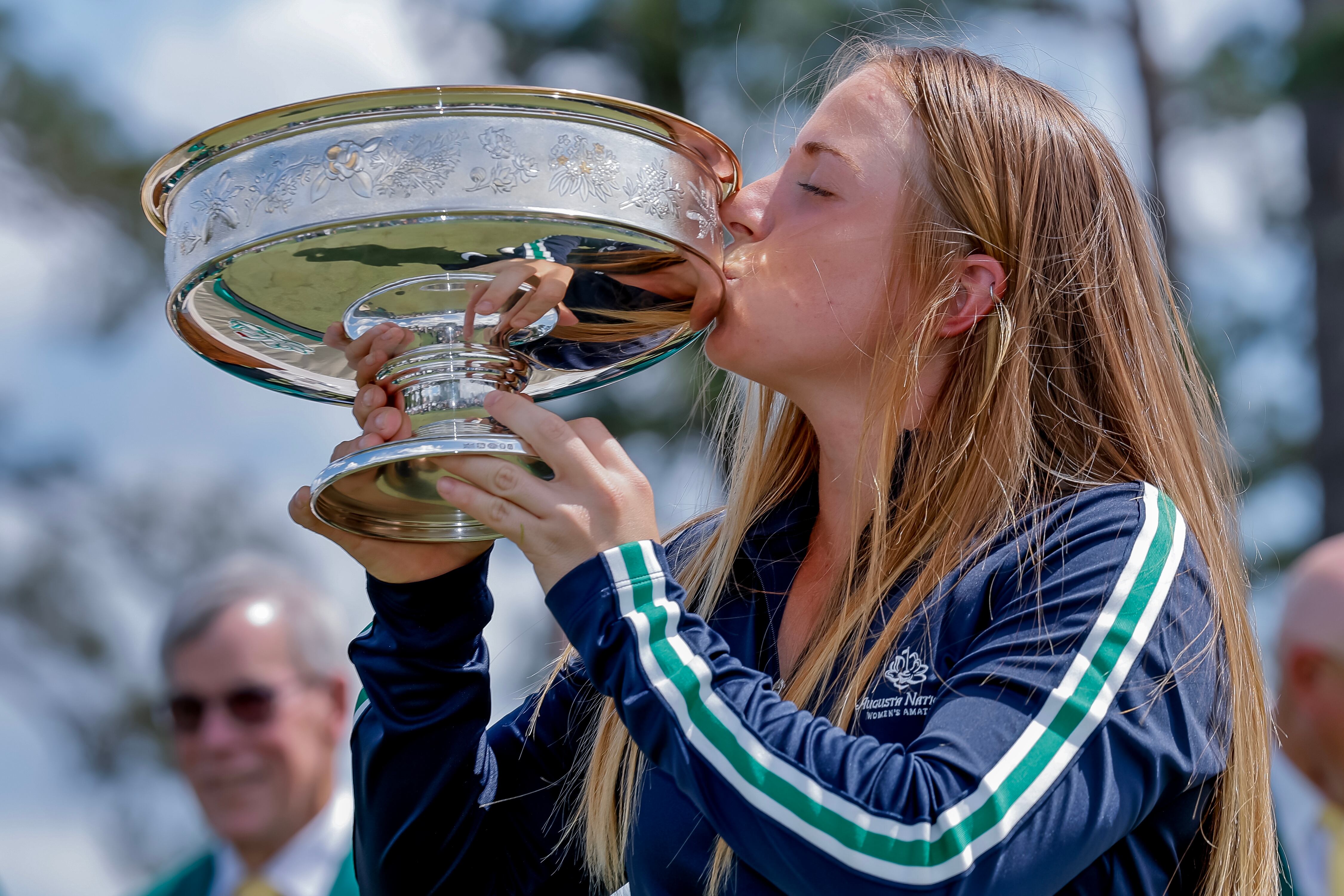 AUGUSTA (United States), 05/04/2025.- Carla Bernat Escuder of Spain kisses the trophy during the presentation ceremony after winning the 2025 Augusta National Women's Amateur golf tournament at the Augusta National Golf Club in Augusta, Georgia, USA, 05 April 2025. (España) EFE/EPA/ERIK S. LESSER