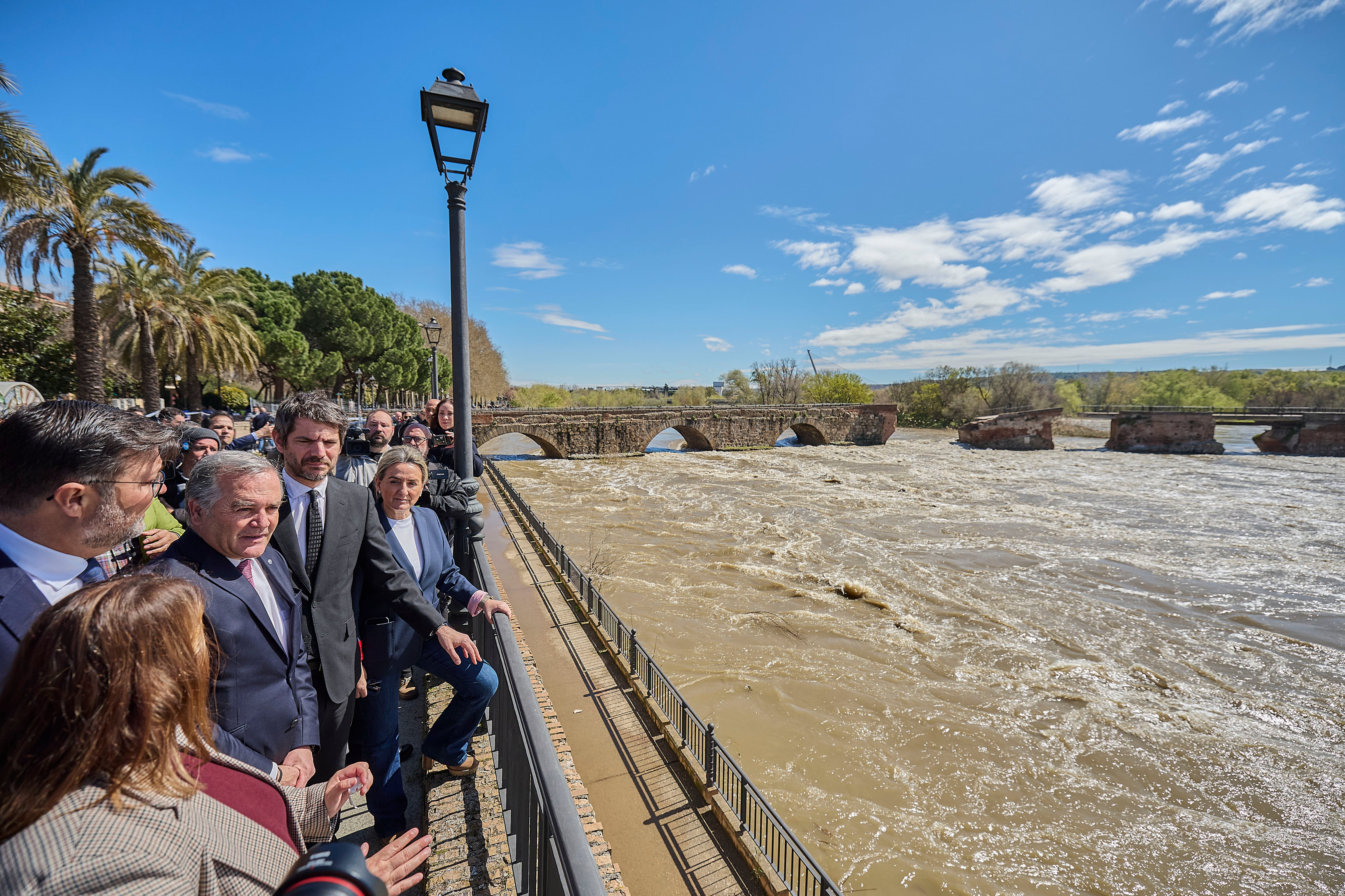 TALAVERA DE LA REINA (TOLEDO) 24/03/2025.- El ministro de Cultura, Ernest Urtasun (c) durante su visita este lunes al Puente Viejo de Talavera de la Reina junto a la delegada del Gobierno, Milagros Tolón (d), el alcalde de la ciudad, José Julián Gregorio (3i) y el consejero de Educación, Cultura y Deportes, Amador Pastor (2i). Urtasun, ha anunciado este lunes que su departamento va a activar el Plan Nacional de Emergencias y Gestión de Riesgos en Patrimonio Cultural para evaluar los daños del Puente Viejo de Talavera de la Reina (Toledo) y proceder a su reconstrucción. EFE/Manu Reino
