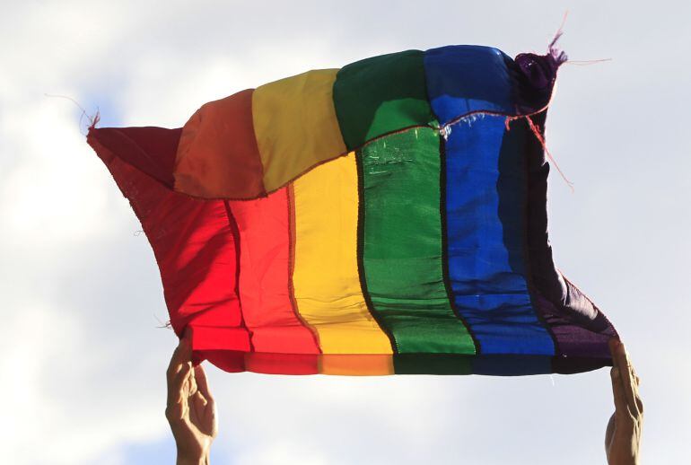 Decenas de personas protestan en el Ángel de la Independencia en Ciudad de México durante una manifestación de organizaciones del colectivo Lésbico, Gay, Bisexual y Transexual (LGBT) en la que exigieron justicia por los muertos y desaparecidos de su comun