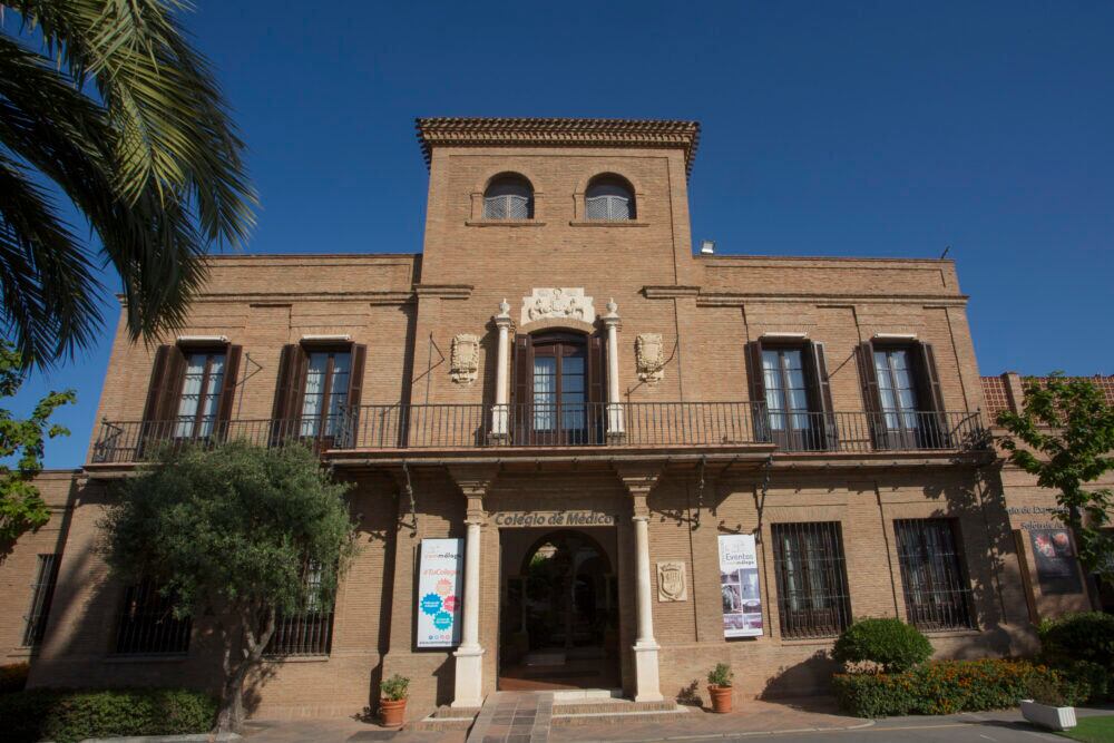 Imagen de la fachada del Colegio de Médicos de Málaga