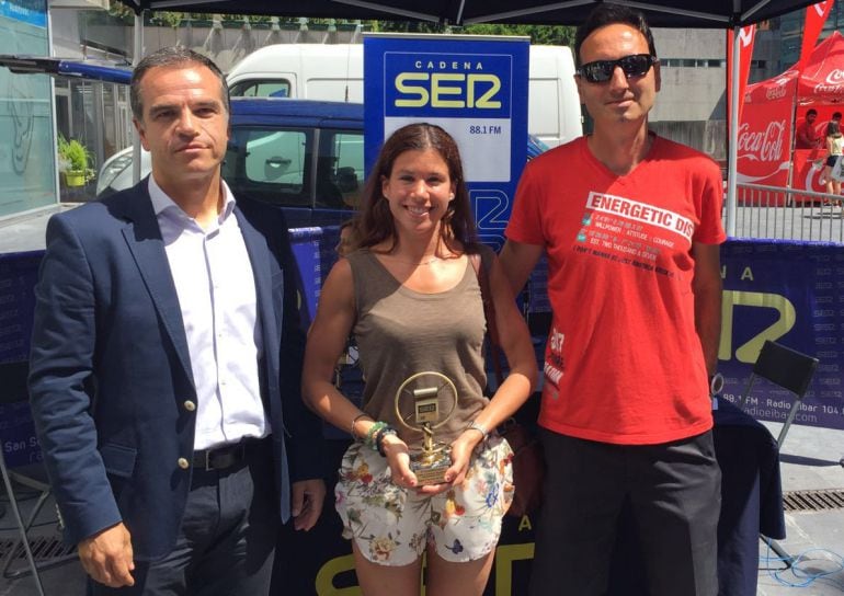 Ibon Muñoz (director Técnico del BAT) y Marina Elosegi (atletia del BAT) posan con su patrocinador, el Super Amara, representado por Jose Ramón Fernández de Barrena (Director General de UVESCO).