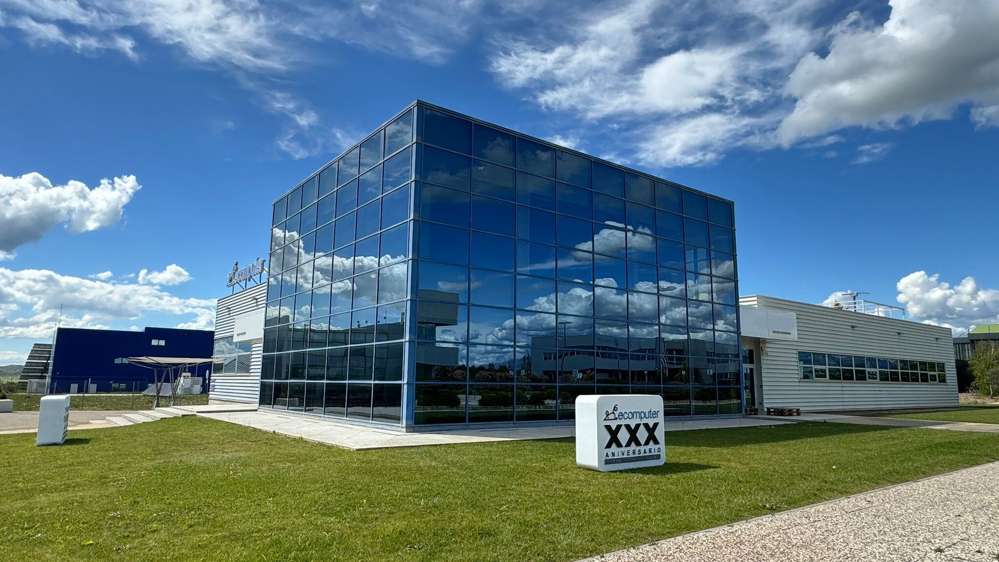 Edificio de Ecomputer en Walqa, celebrando su 30 aniversario