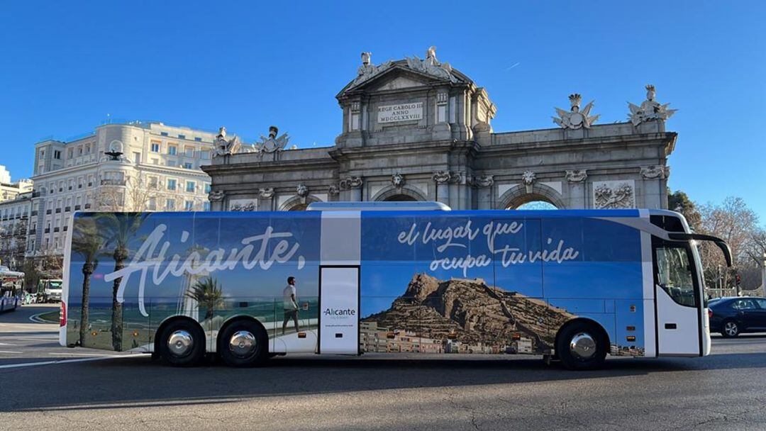 Un autobús circula por las calles de Madrid con la campaña &quot;Alicante, el lugar que ocupa tu vida&quot;