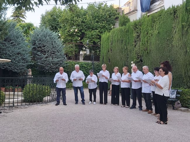 Los componentes de la coral de esta entidad cantando la Salve Marinera