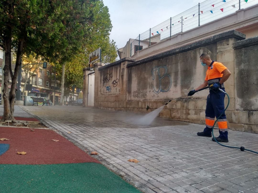 Un operario en las tareas de definfección de centros educativos