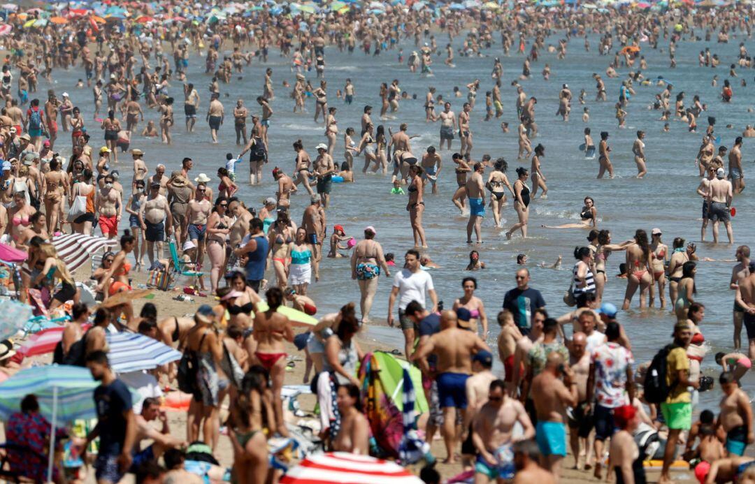 Vista general de la playa de la Malvarrosa atestada de gente cuando la Agencia Estatal de Meteorología (Aemet) ha activado este domingo el aviso naranja, por riesgo importante de altas temperaturas.