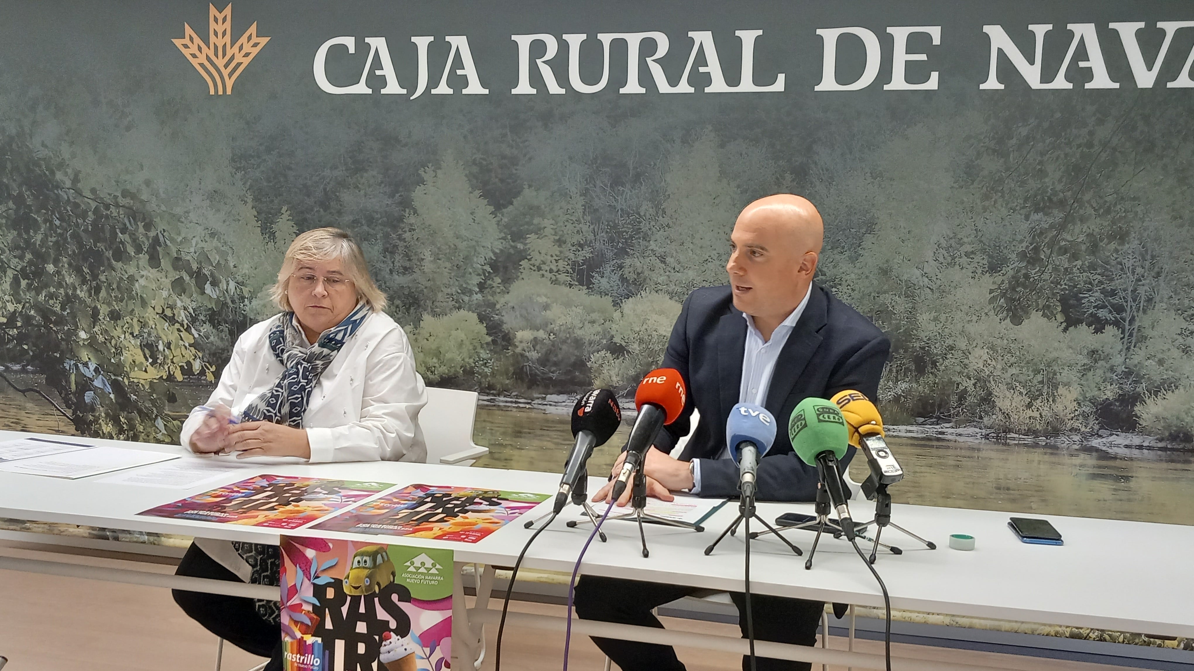 Elena Vizcay, de la Asociación Navarra Nuevo Futuro, y Javier Martínez, de Caja Rural de Navarra, presentando la 29ª edición del Rastrillo en Pamplona. Cadena SER